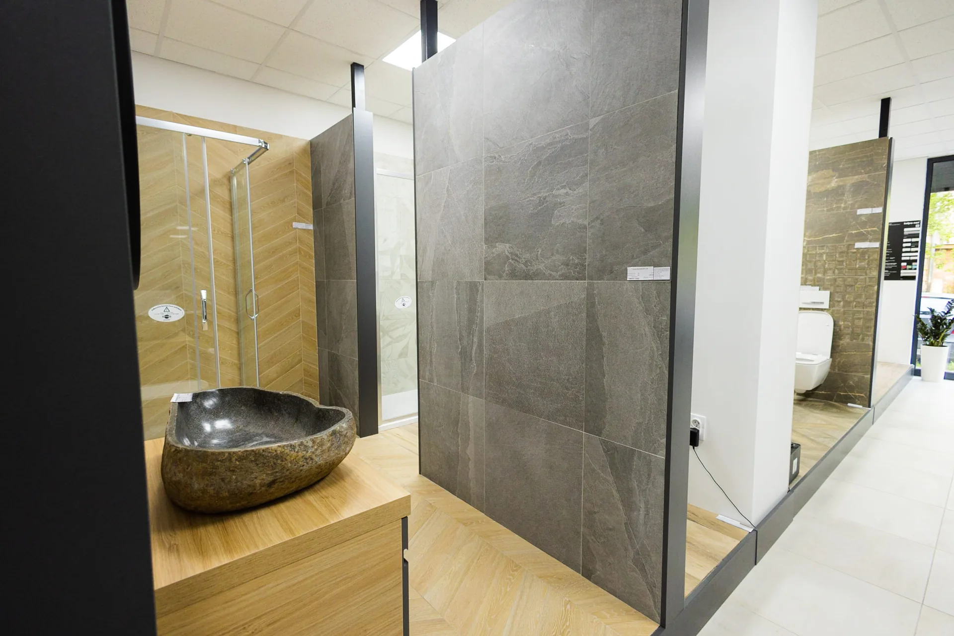 Dom Design salon u Zrenjaninu — enterijer i postavka kupatila, prizor 04