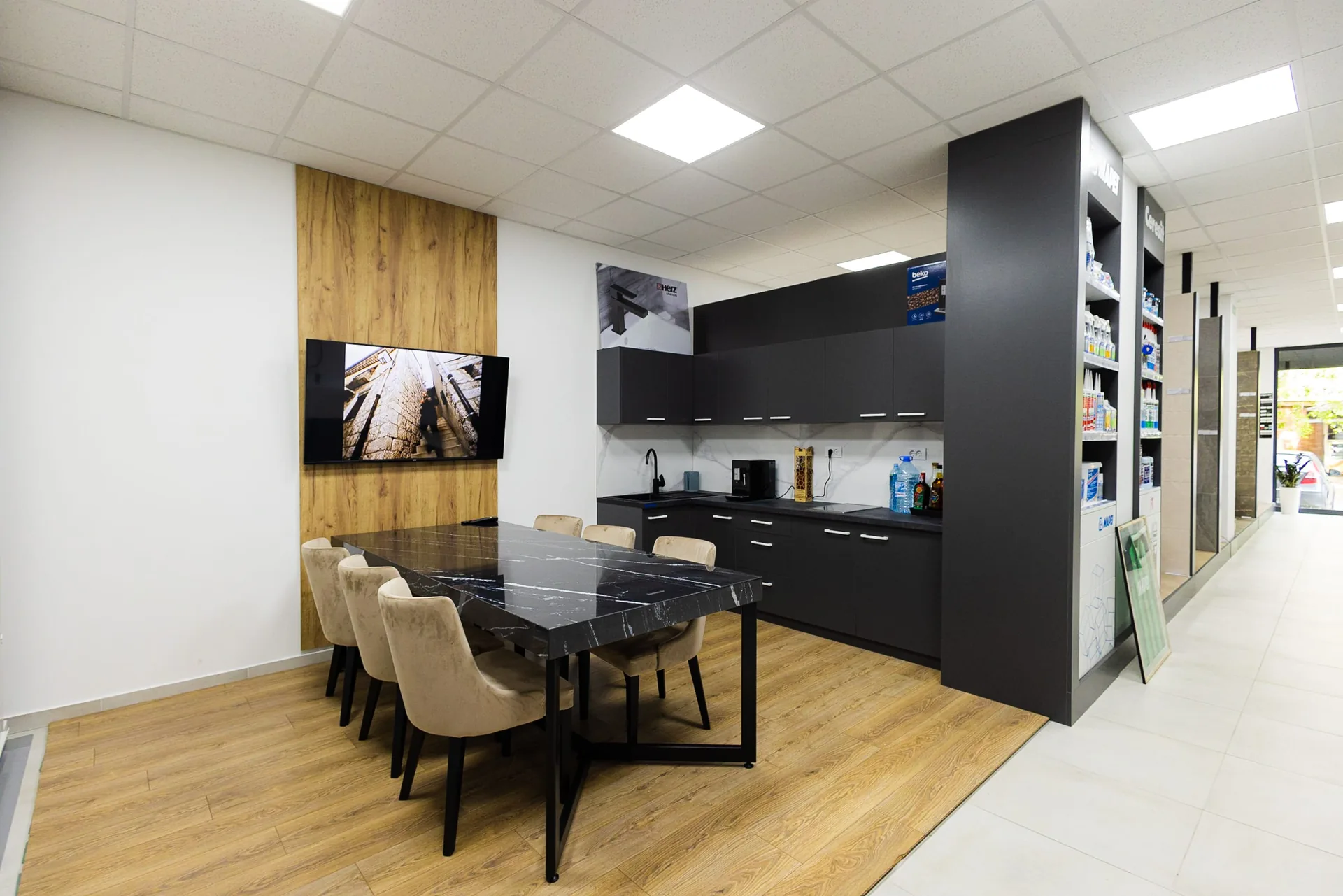 Dom Design salon u Zrenjaninu — enterijer i postavka kupatila, prizor 12